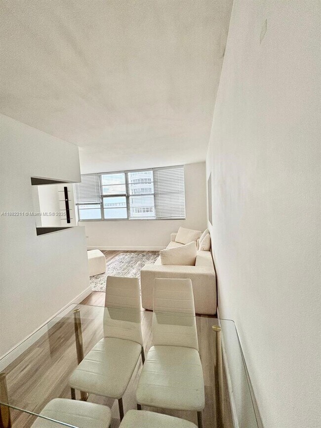 Building Photo - 801 Brickell Bay Dr
