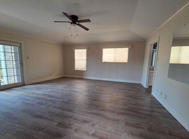 Building Photo - FOR LEASE!!