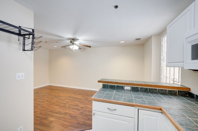 Building Photo - 1 Bedroom Apartment Downtown