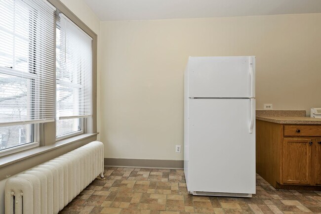 Interior Photo - 11214-18 S Indiana