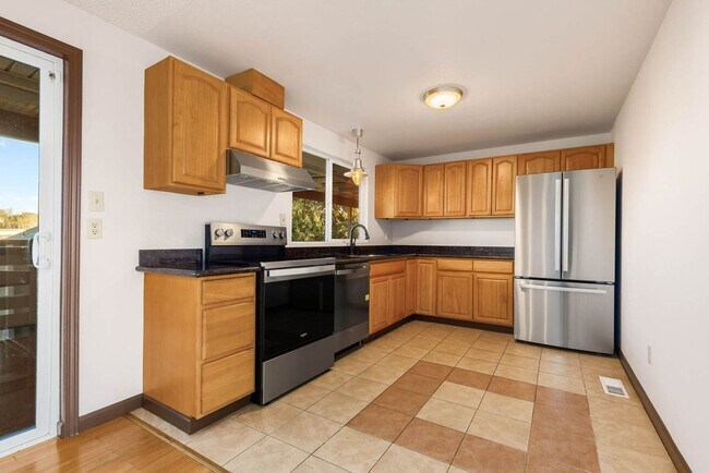 Building Photo - Great Home with Lots of Upgrades in a Great Location!