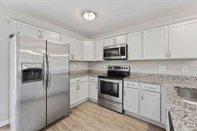 Building Photo - The Stowe Court Dog Friendly Condo for rent!