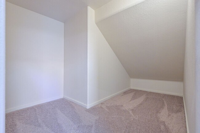 Building Photo - NW 3 bedroom!! Community Pool!! Playground...