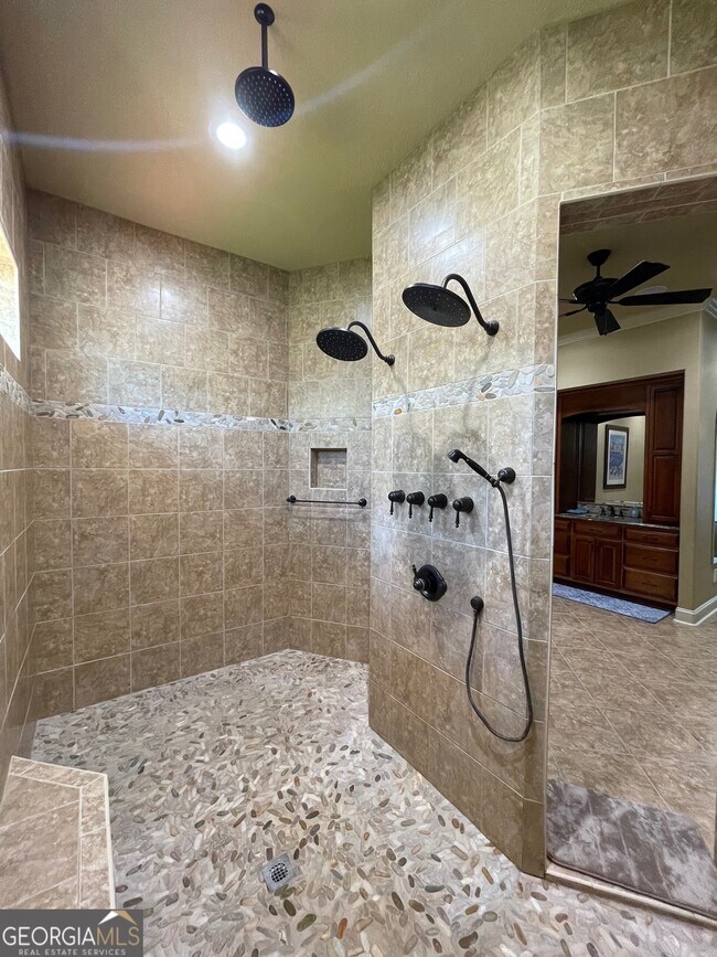 Building Photo - 208 Serpentine Dr