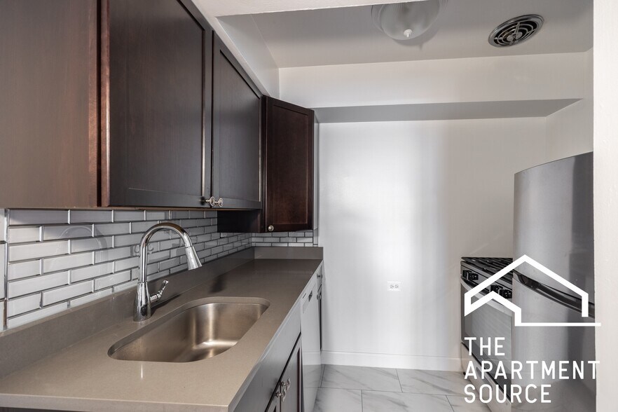 Building Photo - 6831 N Greenview Ave