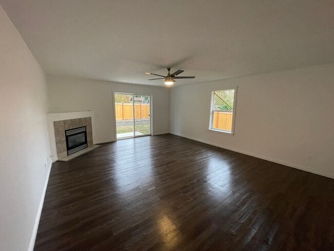 Building Photo - Charming, Modern One Story Home! Pet Frien...