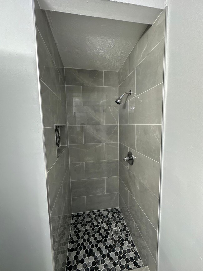 Building Photo - Fully Renovated 3/2 Available for Immediate Rent!