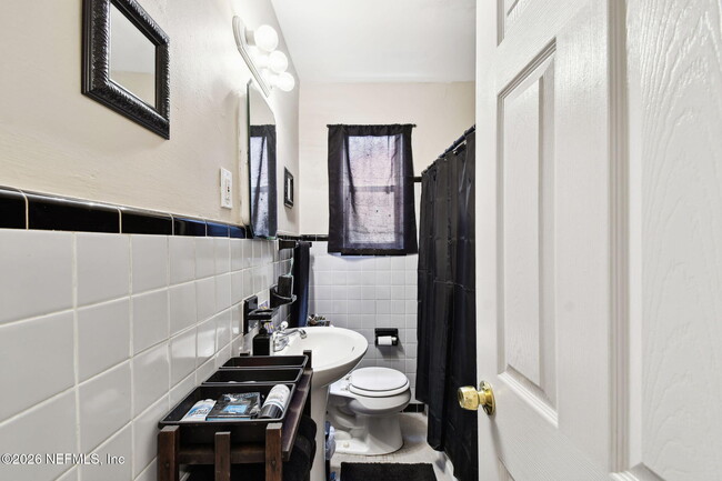 Building Photo - 828 Acosta St