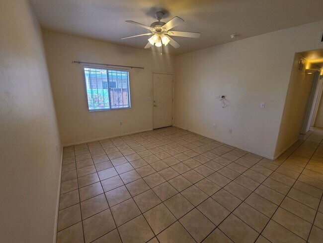 Building Photo - Beautiful 3 bedroom 2 bathroom with washer...
