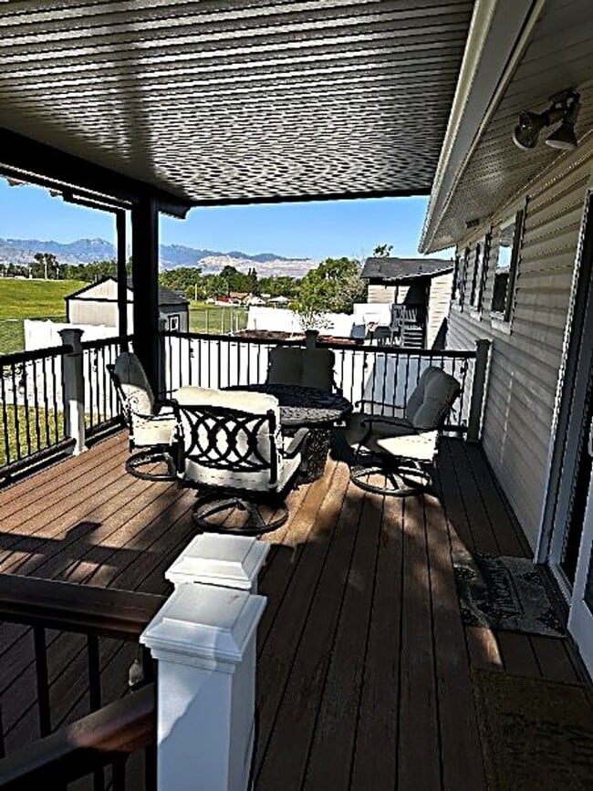 Building Photo - Beautifully Updated Two-Story Home in Sandy — Mountain Views & Big Backyard!
