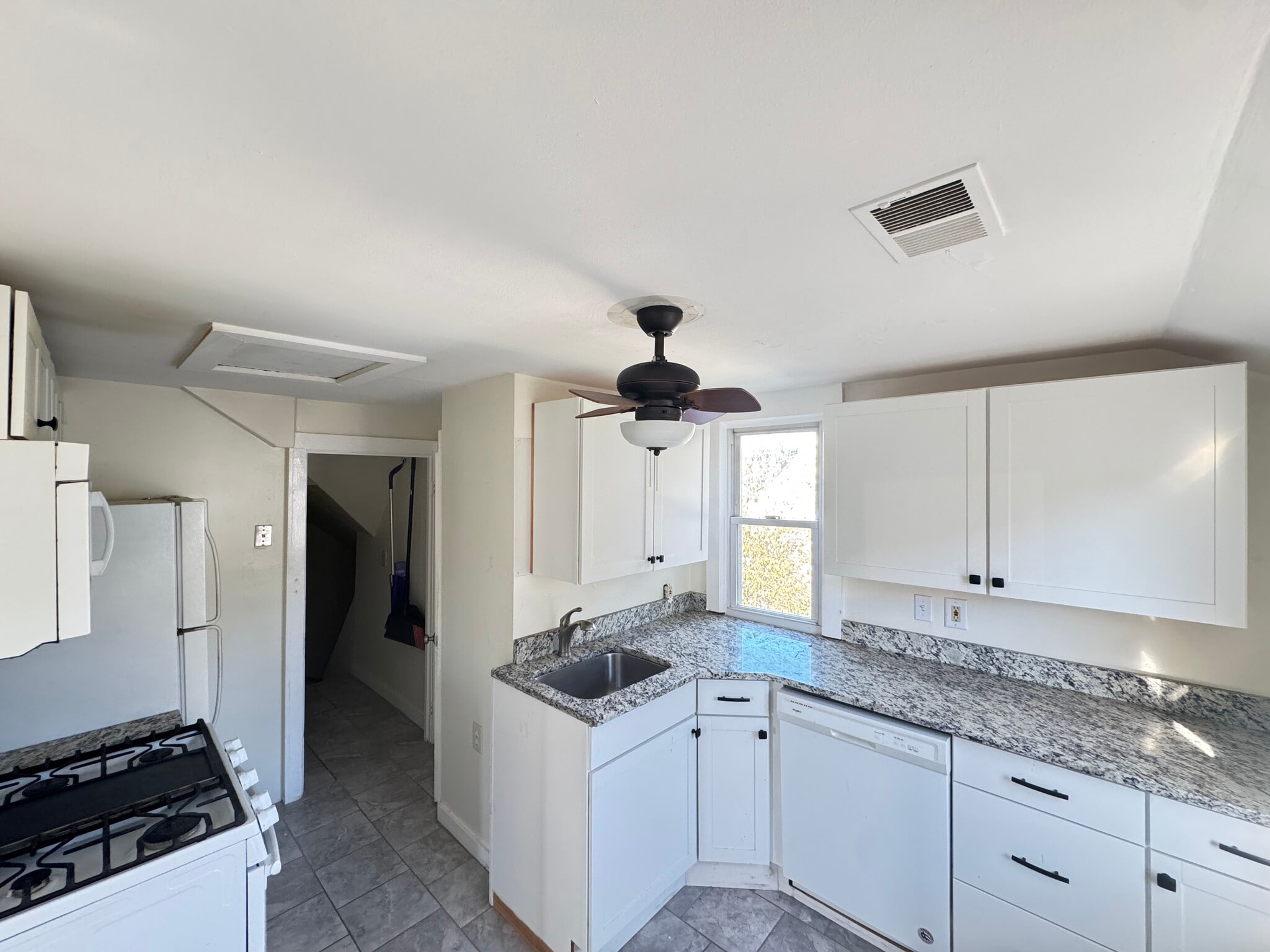 Building Photo - 103 Center St