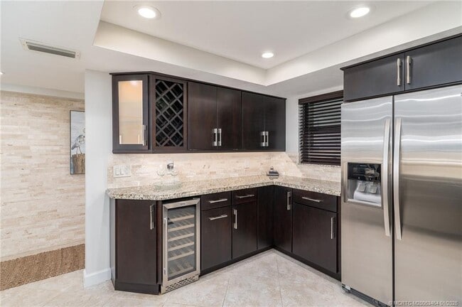 Building Photo - 415 NW North River Dr