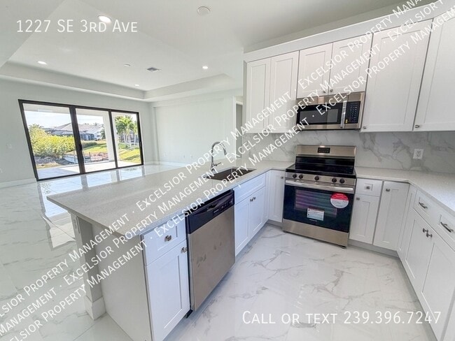 Building Photo - 1227 SE 3rd Ave