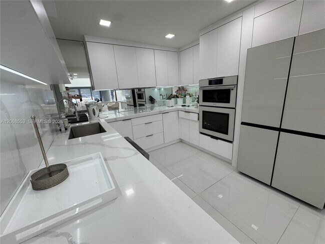 Building Photo - 336 Poinciana Island Dr
