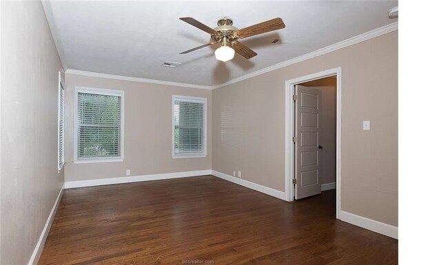 Building Photo - Comfy 4-Bed/3-Bath 3 blocks from A&M with all appliances, backyard, 5 min to grocery store