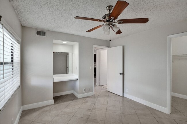 Building Photo - SPACIOUS 2 BED/2 BATH WITH BALCONY IN RESORT-STYLE COMMUNITY!