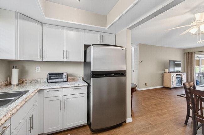 Building Photo - 2661 Barkley Dr W