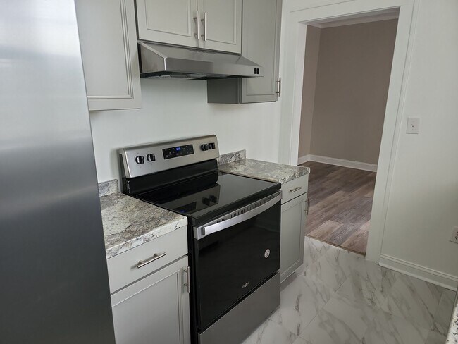 Building Photo - Completely Remodeled Cottage style home fo...