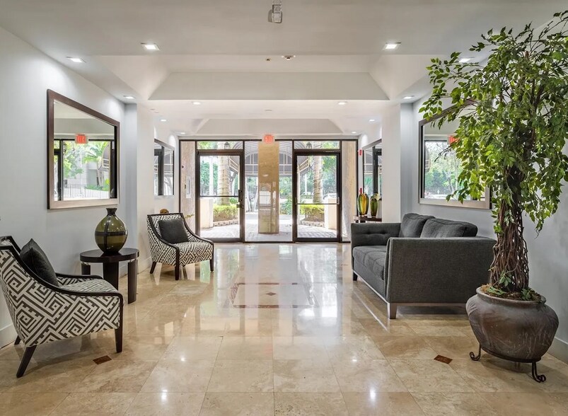 Building Photo - 2715 Tigertail Ave