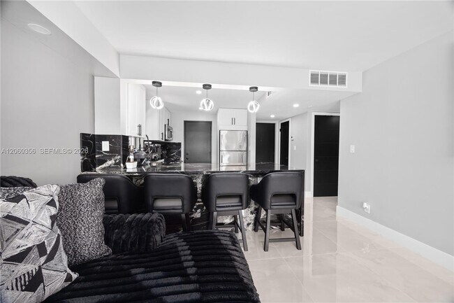 Building Photo - 2302 S Cypress Bend Dr