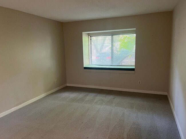 Building Photo - Half Off First Full Month's Rent! Unfurnis...