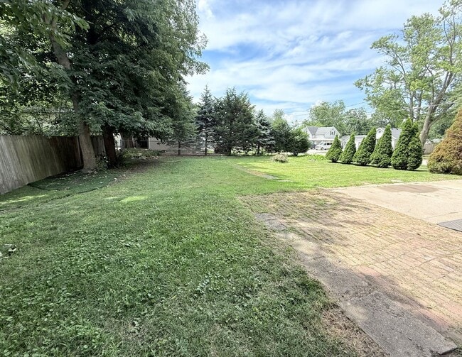 Building Photo - 4 Bedroom 2 Bath in Normal!