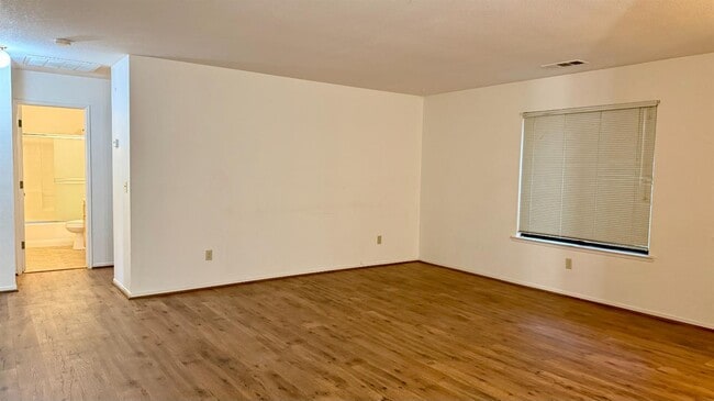 Building Photo - 2423 Knowlwood Dr