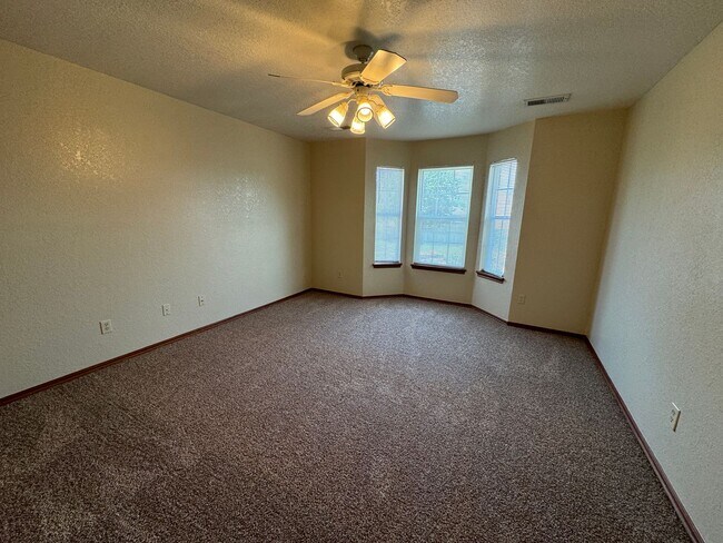 Building Photo - 4 bed in Moore Schools!