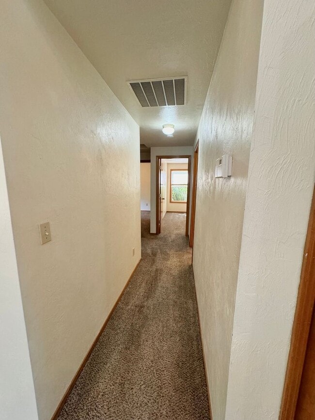 Building Photo - Gorgeous 3 Bed 2 Bath Home Near Shopping and Schools!