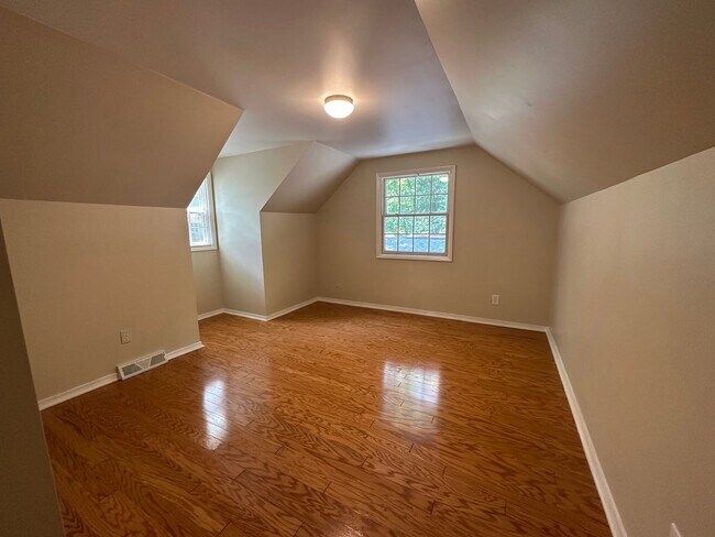 Building Photo - 4 bedroom home in Lowell Schools!