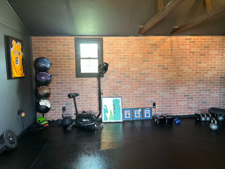 Building Photo - 194 Covert Ave