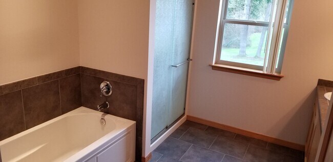 Building Photo - Spacious Two-Story in Port Orchard