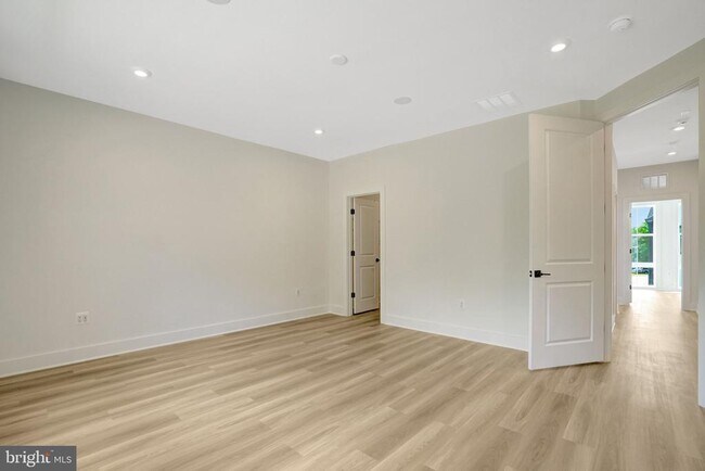 Building Photo - 9418 Dandelion Dr