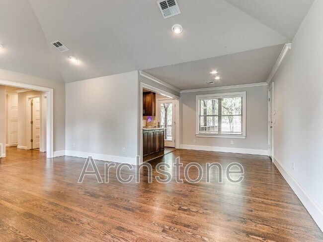 Building Photo - 9631 Stratford Dr