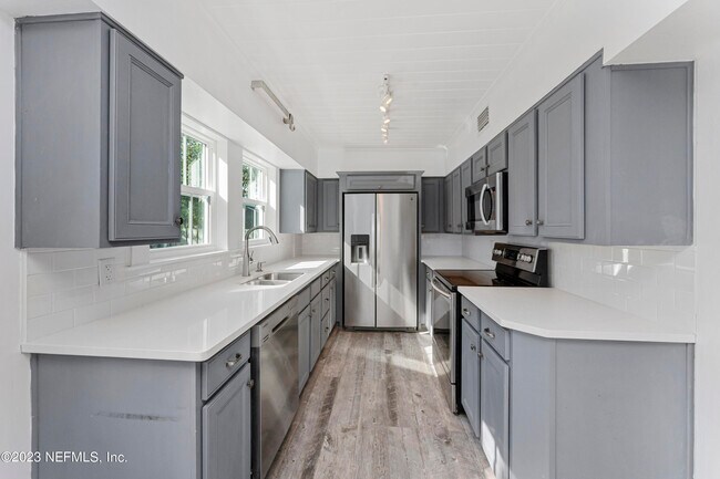 Building Photo - 1058 Beach Ave