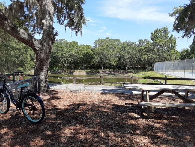 Building Photo - Annual unfurnished 3/2 nicely renovated SFH with large yard overlooking a lake.