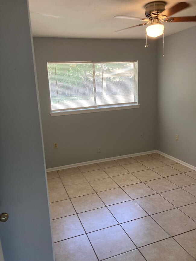 Building Photo - ZERO APPLICATION FEE FOR THIS 4BR/2BA NORTHEAST HOME