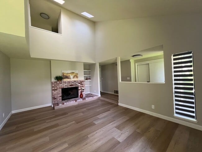 Building Photo - 3 Bed End Unit in Mt. View
