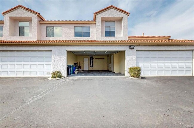 Building Photo - Heart of Temecula! 3 BR/ 2 story Townhome ...