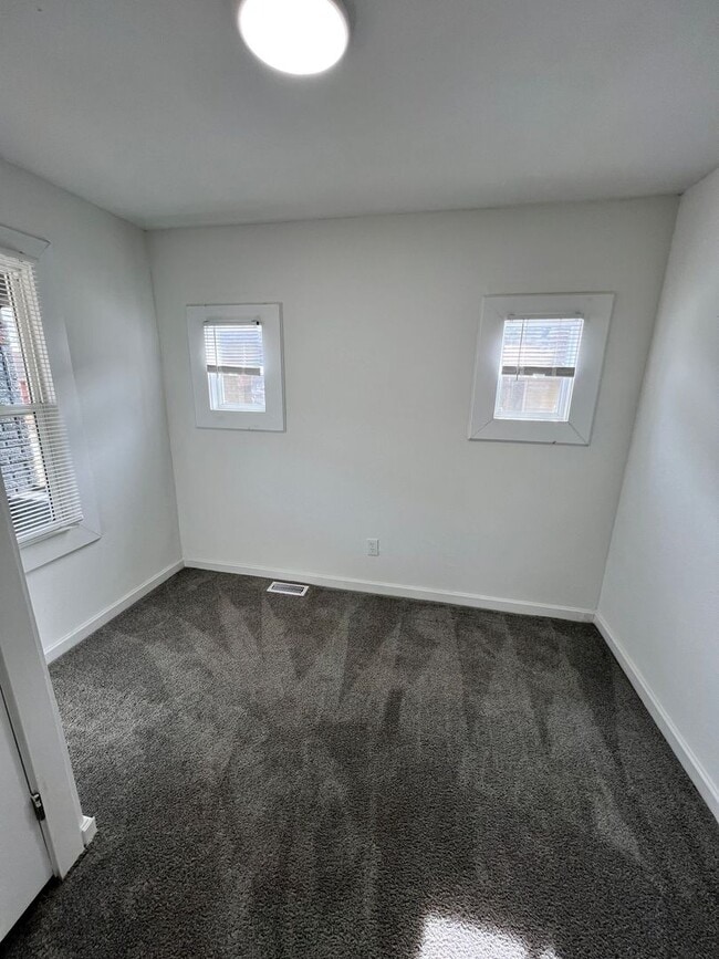 Building Photo - Updated 5BR Home with Modern Finishes & Extra Space