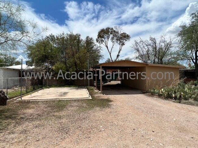 Building Photo - Spacious Two Bedroom