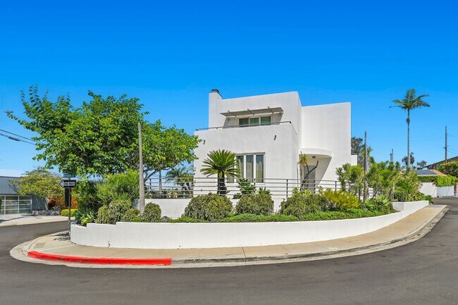 Building Photo - Gorgeous 3 Bed/3 Ba Home Tucked Away in th...