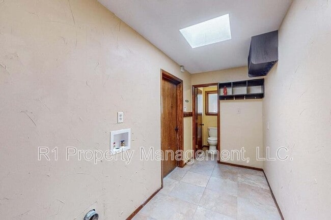 Building Photo - 501 Calle del la Angel