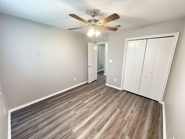 Building Photo - Spacious 3 Bedroom, 2 Bath Duplex with 1-C...