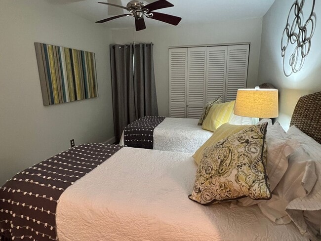 Building Photo - Walk to the beach from this 2BR FURNISHED ...