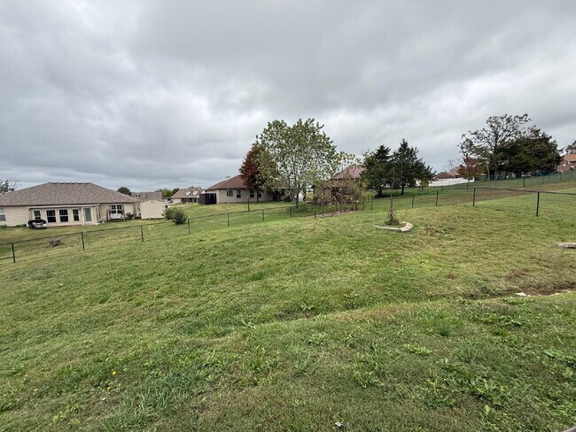 Building Photo - Great Outdoor Living Space / 4BR with 3 Ca...