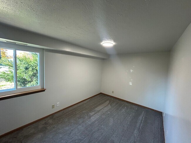 Building Photo - 2 bedroom 1 bath ground floor apartment