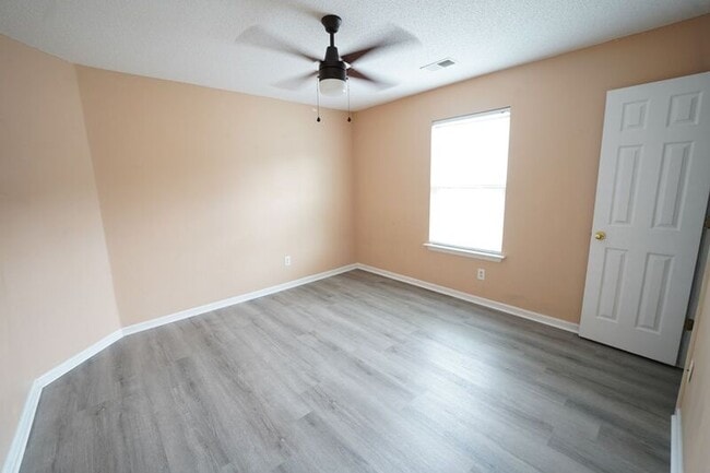 Building Photo - 8 Willow Lakes Dr