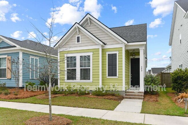 Building Photo - 553 Sound Dr