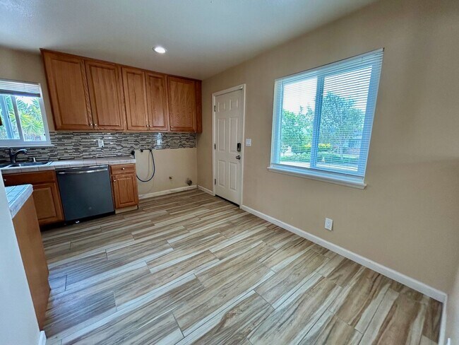Building Photo - 593 Venus Ave